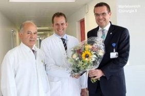 Mit einem Blumenstraß begrüßt Geschäftsführer den neuen Chefarzt Dr. Sellei, der für ein halbes Jahr mit Chefarzt Dr. Tarhan die Klinik für Unfallchirurgie und Orthopädie Chirurgie während der Übergangszeit gemeinsam leiten wird.