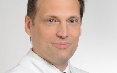 Porträt von Dr. med. Christoph Bergmeier, Chefarzt für Neurologie am Klinikum Coburg der Sana Kliniken Oberfranken. 