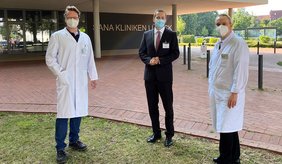 Gruppenbild Geschäftsführer Dr. Christian Frank (Mitte), Ärztlicher Direktor PD Dr. Matthias J. Bahr und sein neuer Stellvertreter Dr. Felix Renken