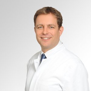 Dr. med. Maik Behnke Porträt von Dr. med. Maik Behnke, Oberarzt, Facharzt für Orthopädie und Unfallchirurgie, Zusatzbezeichnung spezielle Unfallchirurgie am Sana Klinikum Coburg der Sana Kliniken Oberfranken
