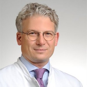 Priv.-Doz. Dr. med. Gerald Braun Porträt von Priv.-Doz. Dr. med. Gerald Braun, Chefarzt für Innere Medizin, Nephrologie, Geriatrie, Intensivmedizin, Transplantationsmedizin, Hypertensiologie am Klinikum Coburg der Sana Kliniken Oberfranken.