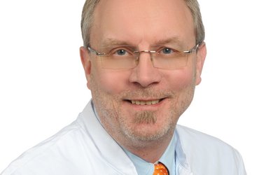 Porträt von Dr. med. Constantin Zühlke, Chefarzt für Neuroradiologie am Klinikum Coburg der Sana Kliniken Oberfranken.