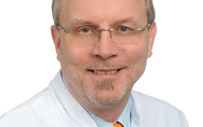 Porträt von Dr. med. Constantin Zühlke, Chefarzt für Neuroradiologie am Klinikum Coburg der Sana Kliniken Oberfranken.