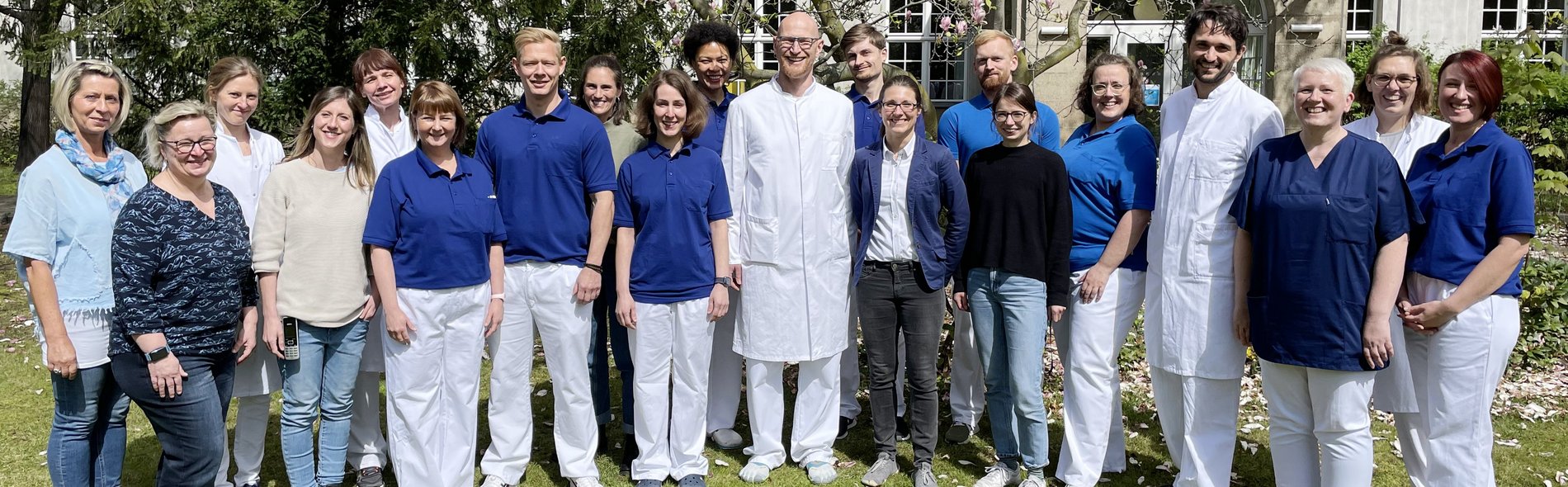 Alt-Text: Das Team der Klinik für multimodale Schmerztherapie in Berlin steht draußen vor dem Gebäude des Sana Klinikum Lichtenbergs.