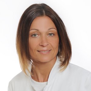 Steffi Butz Porträt von Steffi Butz, Oberärztin, Fachärztin für Innere Medizin und Kardiologie, Elektrophysiologie, Zusatzqualifikation Spezielle Rhythmologie am Sana Klinikum Coburg der Sana Kliniken Oberfranken