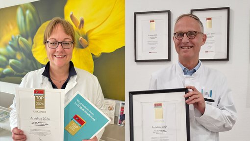 Foto von den Lübecker Chefärzten Prof. Dr. med. Joachim Weil und Dr. med. Merwe Carstens, die ihre Auszeichnungen zum "Top-Mediziner 2024" von FOCUS Gesundheit hochhalten.