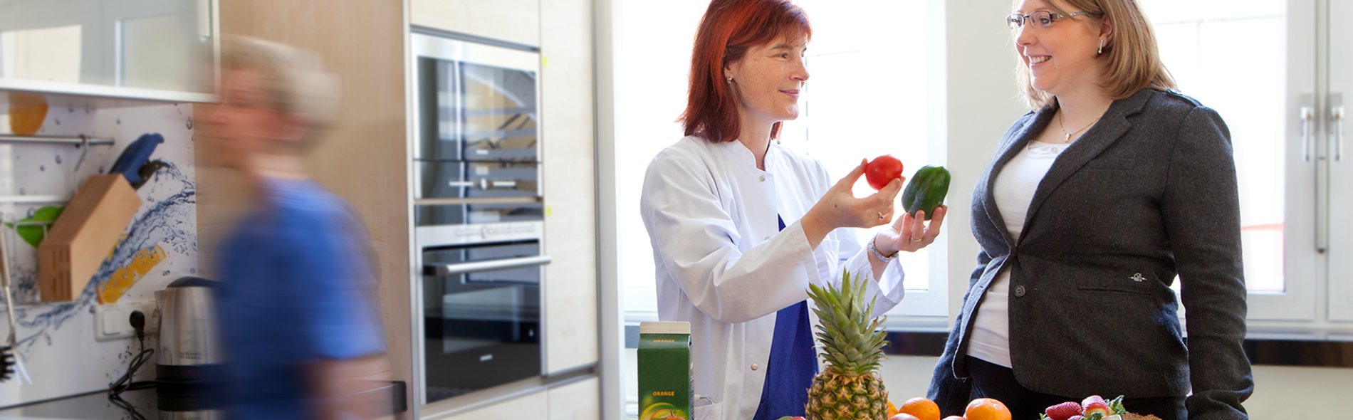 Behandlung von Diabetes: Das Bild zeigt Frau Dr. Steffi Hesse im Gespräch mit einer zuckerkranken Patientin. Die Ärztin gibt Tipps zur gesunden Ernährung bei Schwangerschaftsdiabetes