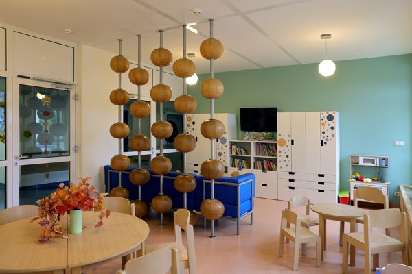 Das Spielzimmer der Klinik für Kinder- und Jugendmedizin der Sana Kliniken Niederlausitz mit neuen Spielen, Büchern und Möbeln ist hell und freundlich eingerichtet.