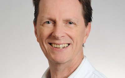 Porträt von Prof. Dr. med. Johannes Kraft, Chefarzt für Geriatrie und Palliativmedizin am Klinikum Coburg der Sana Kliniken Oberfranken.