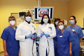 Das Endoskopie-Team um Chefärztin Dr. Christine Stanull und Vuvan Awunti Mundi (Leitender Oberarzt) freut sich, Darmkrebs-Patienten nun noch besser und schonender helfen zu können. (Foto: Stefan Mülders)