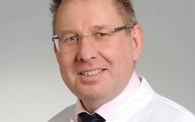 Porträt von Roy Hoffmann, Chefarzt für Kardiologie am Klinikum Lichtenfels der Sana Kliniken Oberfranken.