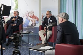 Dr. Thomas Schliermann, Dr. Christoph Damaschke und Moderator Dr. Heinz-Wilhelm Esser (von links) während des Videostreams zur Verabschiedung des Chefarztes des SPZ. (Foto: Stefan Mülders)