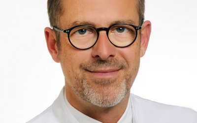 Porträt von Priv.-Doz. Dr. med. Georg Breuer, Chefarzt für Anästhesiologie und Intensivmedizin am Klinikum Coburg der Sana Kliniken Oberfranken. 