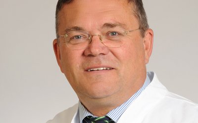 Porträt von Dr. med. Heinz-Georg Bloss, Chefarzt für Neurochirurgie am Klinikum Lichtenfels der Sana Kliniken Oberfranken. 