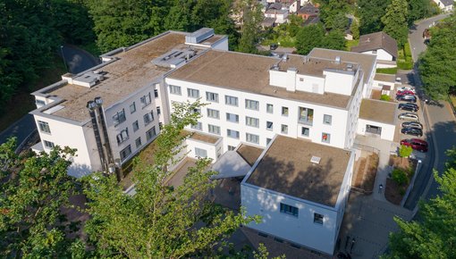 Aus der Luft aufgenommenes Foto des MVZ am Klinikum Neustadt der Sana Kliniken Oberfranken. 