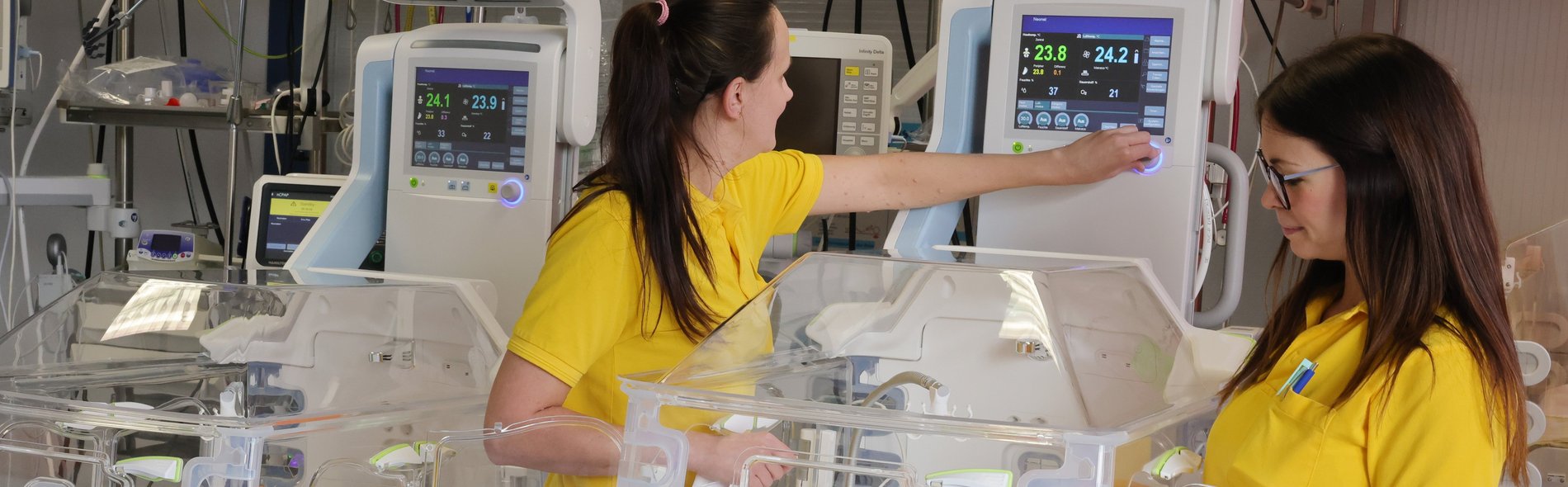 ein moderner Inkubator steht im Neo-Zimmer der Kinderklinik Lauchhammer. Eine Pflegekraft und eine Ärztin bereiten alles vor.