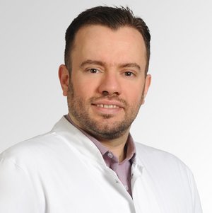Alaa Al Sherazi Alsabbagh Porträt von Alaa Al Sherazi Alsabbagh, Oberarzt, Facharzt für Innere Medizin und Kardiologie am Sana Klinikum Coburg der Sana Kliniken Oberfranken
