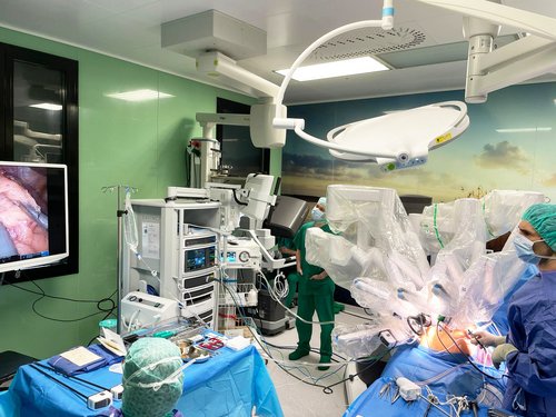 Erste robotergestützte Operation in der Allgemein- und Viszeralchirurgie:  Fundoplikatio (Antirefluxplastik) mit Versorgung der Zwerchfellhernie  bei einer Hiatusgleithernie mit 1/3 Magen im Thorax