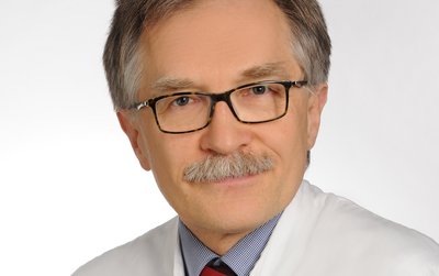 Porträt von Prof. Dr. med. Gerhard Grabenbauer, Chefarzt für Strahlentherapie am Klinikum Coburg der Sana Kliniken Oberfranken. 