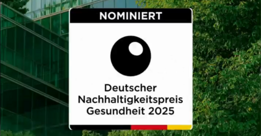 Bild mit Logo des Deutschen Nachhaltigkeitspreises: Sana ist zweimal für den Deutschen Nachhaltigkeitspreis Gesundheit 2025 nominiert. 