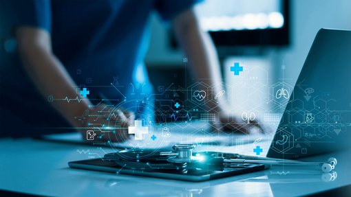 Foto eines Laptops, der in einer medizinischen Einrichtung auf einem Tisch steht. Das Bild wird überlagert durch Symbole, die Medizin und Digitalisierung illustrieren.