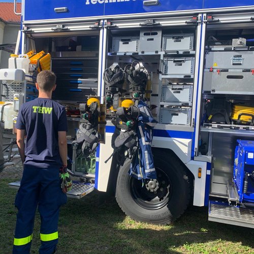 Besucher schauen sich die Ausstattung von einem Fahrzeug des Technischen Hilfswerk beim Kinderfest der Klinik für Kinder- und Jugendmedizin in Lauchhammer an