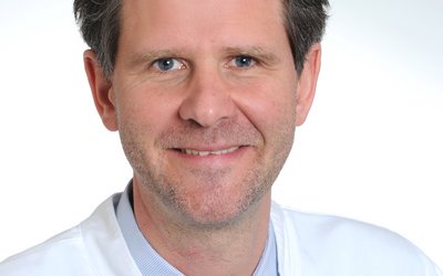 Porträt von Dr. med. Jörg Harrer, Chefarzt für Orthopädie und Unfallchirurgie am Klinikum Lichtenfels der Sana Kliniken Oberfranken.