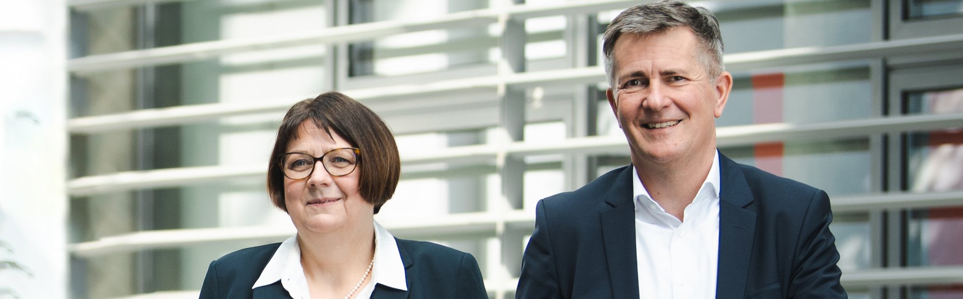 Foto von Irmgard Wübbeling (CFO) und Thomas Lemke (CEO) der Sana Kliniken AG.