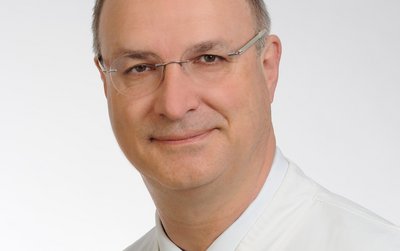 Porträt von Dr. med. Rudolf Bartulek, Chefarzt für Diagnostische Radiologie, Innere Medizin, Schwerpunkt Kardiologie, am Klinikum Coburg der Sana Kliniken Oberfranken. 