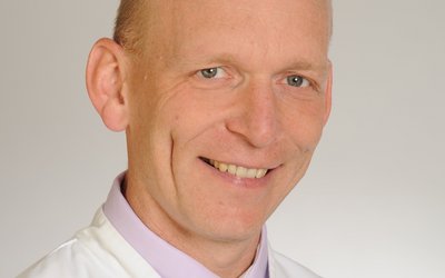 Porträt von Dr. med. Thorsten Keil, Chefarzt für Anästhesiologie am Klinikum Lichtenfels der Sana Kliniken Oberfranken. 