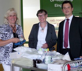 Theorie trifft auf Praxis: Gabriele Roth, Sekretärin und Bettina Schmidtke, Leiterin Bildungszentrum in der Sana Klinik Riedlingen mit dem Verwaltungsdirektor Thomas Sauter