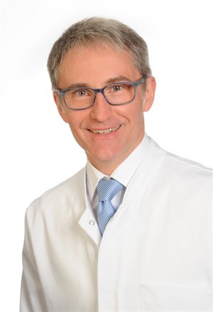 Dr. med. Klaus Post, MBA Porträt von Dr. med. Klaus Post, MBA, Chefarzt, Facharzt für Anästhesie, spezielle Schmerztherapie, Notfallmedizin, Akupunktur am Sana Klinikum Coburg der Sana Kliniken Oberfranken