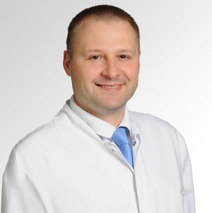 Konstantin Borodinkin Porträt von Konstantin Borodinkin, Chefarzt der Zentralen Notaufnahme, Facharzt für Anästhesie, Zusatzbezeichnung Notfallmedizin und Klinische Akut- und Notfallmedizin am Sana Klinikum Coburg der Sana Kliniken Oberfranken.