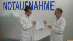 Stolz präsentieren Dr. Marcus Walter (links) und Dr. Thomas Etti (rechts) das wieder erworbene Zertifikat.