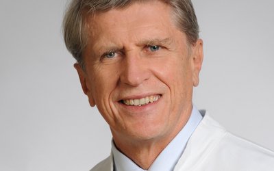 Porträt von Prof. Dr. med. Bernhard Leibl, Chefarzt für Chirurgie und Viszeralchirurgie, spezielle Viszeralchirurgie am Klinikum Coburg der Sana Kliniken Oberfranken.